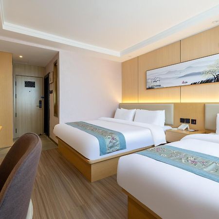 East Sacred Hotel--Very Near Beijing Tiananmen Square ,The Forbidden City,The Temple Of Heaven ,3 Minutes' Walk To Wangfujing Subway ,Located In The Center Of Beijing, Many Shopping Malls Around,Newly Renovated Hotel-Able To Receive Foreign Guests Eksteriør billede