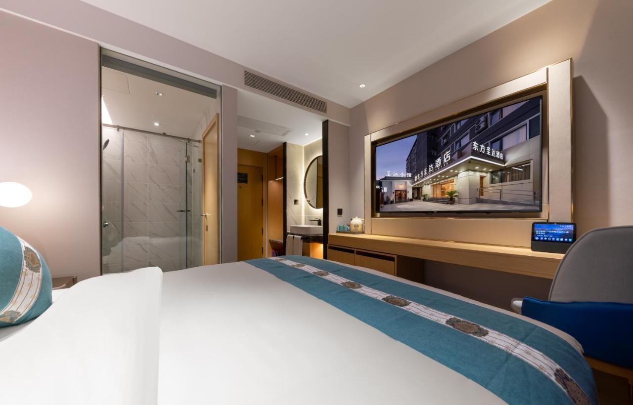 East Sacred Hotel--Very Near Beijing Tiananmen Square ,The Forbidden City,The Temple Of Heaven ,3 Minutes' Walk To Wangfujing Subway ,Located In The Center Of Beijing, Many Shopping Malls Around,Newly Renovated Hotel-Able To Receive Foreign Guests Eksteriør billede Deluxe Room