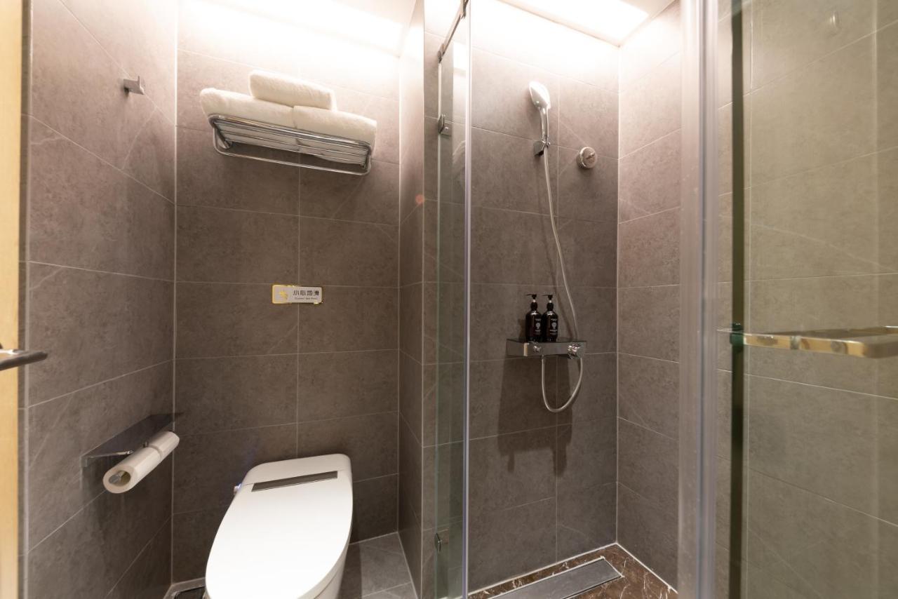 East Sacred Hotel--Very Near Beijing Tiananmen Square ,The Forbidden City,The Temple Of Heaven ,3 Minutes' Walk To Wangfujing Subway ,Located In The Center Of Beijing, Many Shopping Malls Around,Newly Renovated Hotel-Able To Receive Foreign Guests Eksteriør billede A shower cubicle