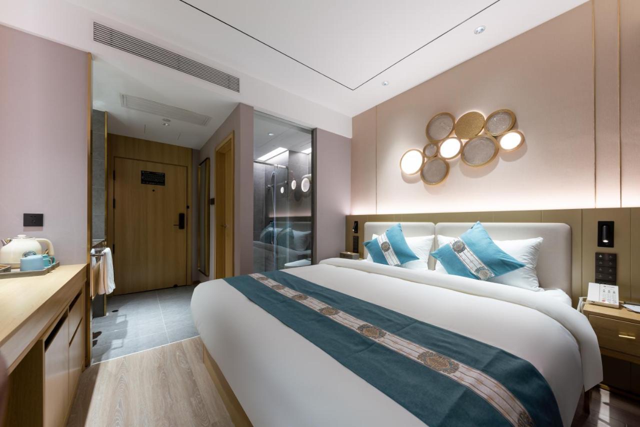East Sacred Hotel--Very Near Beijing Tiananmen Square ,The Forbidden City,The Temple Of Heaven ,3 Minutes' Walk To Wangfujing Subway ,Located In The Center Of Beijing, Many Shopping Malls Around,Newly Renovated Hotel-Able To Receive Foreign Guests Eksteriør billede A room at the hotel