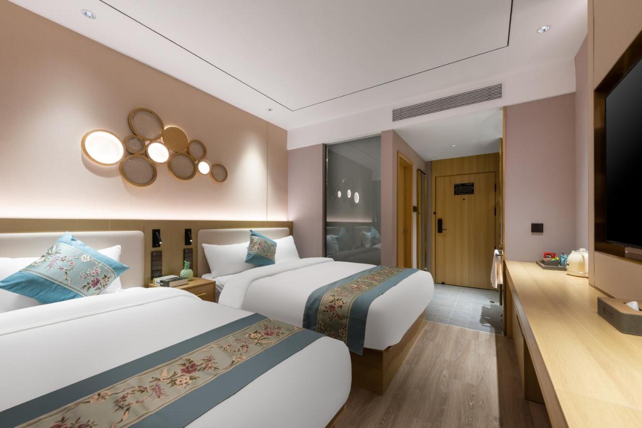 East Sacred Hotel--Very Near Beijing Tiananmen Square ,The Forbidden City,The Temple Of Heaven ,3 Minutes' Walk To Wangfujing Subway ,Located In The Center Of Beijing, Many Shopping Malls Around,Newly Renovated Hotel-Able To Receive Foreign Guests Eksteriør billede Deluxe room