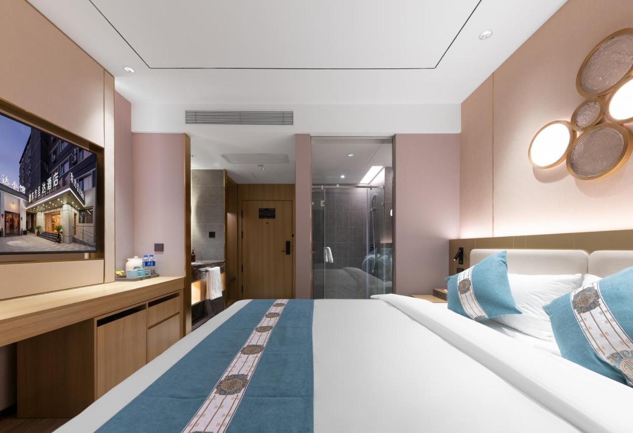 East Sacred Hotel--Very Near Beijing Tiananmen Square ,The Forbidden City,The Temple Of Heaven ,3 Minutes' Walk To Wangfujing Subway ,Located In The Center Of Beijing, Many Shopping Malls Around,Newly Renovated Hotel-Able To Receive Foreign Guests Eksteriør billede Deluxe room