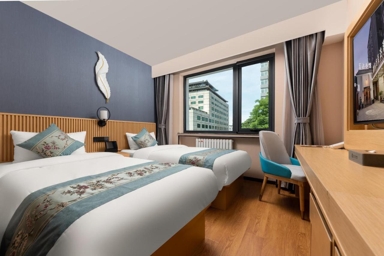 East Sacred Hotel--Very Near Beijing Tiananmen Square ,The Forbidden City,The Temple Of Heaven ,3 Minutes' Walk To Wangfujing Subway ,Located In The Center Of Beijing, Many Shopping Malls Around,Newly Renovated Hotel-Able To Receive Foreign Guests Eksteriør billede