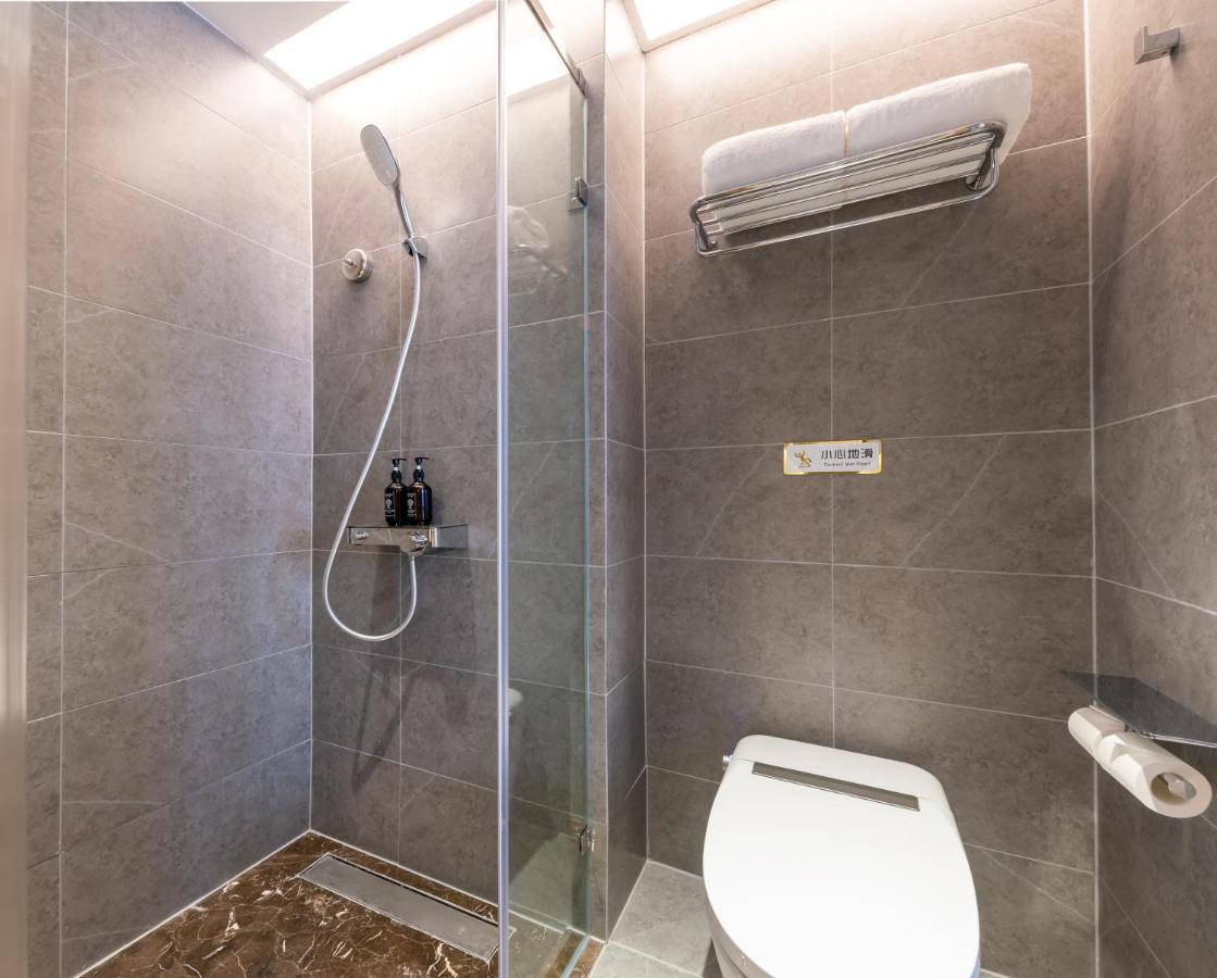 East Sacred Hotel--Very Near Beijing Tiananmen Square ,The Forbidden City,The Temple Of Heaven ,3 Minutes' Walk To Wangfujing Subway ,Located In The Center Of Beijing, Many Shopping Malls Around,Newly Renovated Hotel-Able To Receive Foreign Guests Eksteriør billede A wet room in a hotel