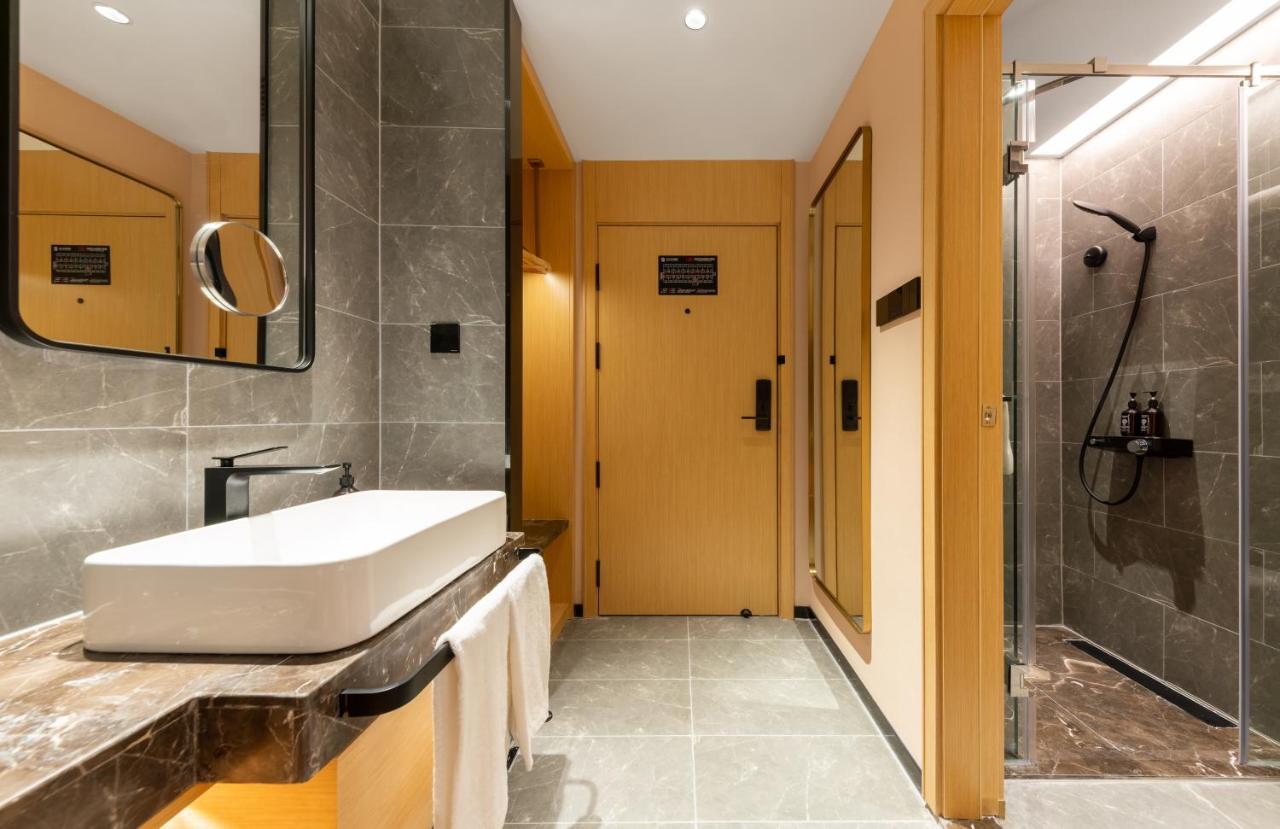 East Sacred Hotel--Very Near Beijing Tiananmen Square ,The Forbidden City,The Temple Of Heaven ,3 Minutes' Walk To Wangfujing Subway ,Located In The Center Of Beijing, Many Shopping Malls Around,Newly Renovated Hotel-Able To Receive Foreign Guests Eksteriør billede Bathroom