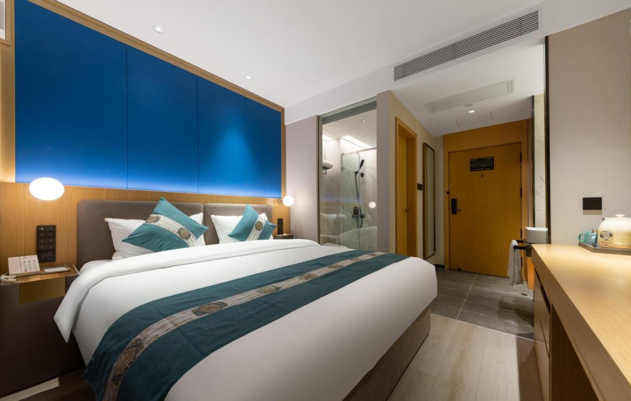 East Sacred Hotel--Very Near Beijing Tiananmen Square ,The Forbidden City,The Temple Of Heaven ,3 Minutes' Walk To Wangfujing Subway ,Located In The Center Of Beijing, Many Shopping Malls Around,Newly Renovated Hotel-Able To Receive Foreign Guests Eksteriør billede Deluxe room