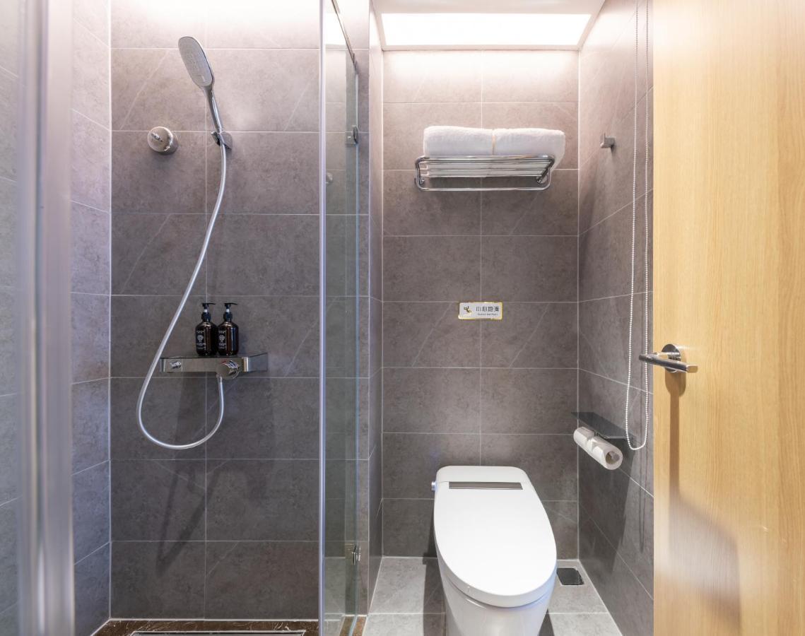 East Sacred Hotel--Very Near Beijing Tiananmen Square ,The Forbidden City,The Temple Of Heaven ,3 Minutes' Walk To Wangfujing Subway ,Located In The Center Of Beijing, Many Shopping Malls Around,Newly Renovated Hotel-Able To Receive Foreign Guests Eksteriør billede A wet room in a hotel