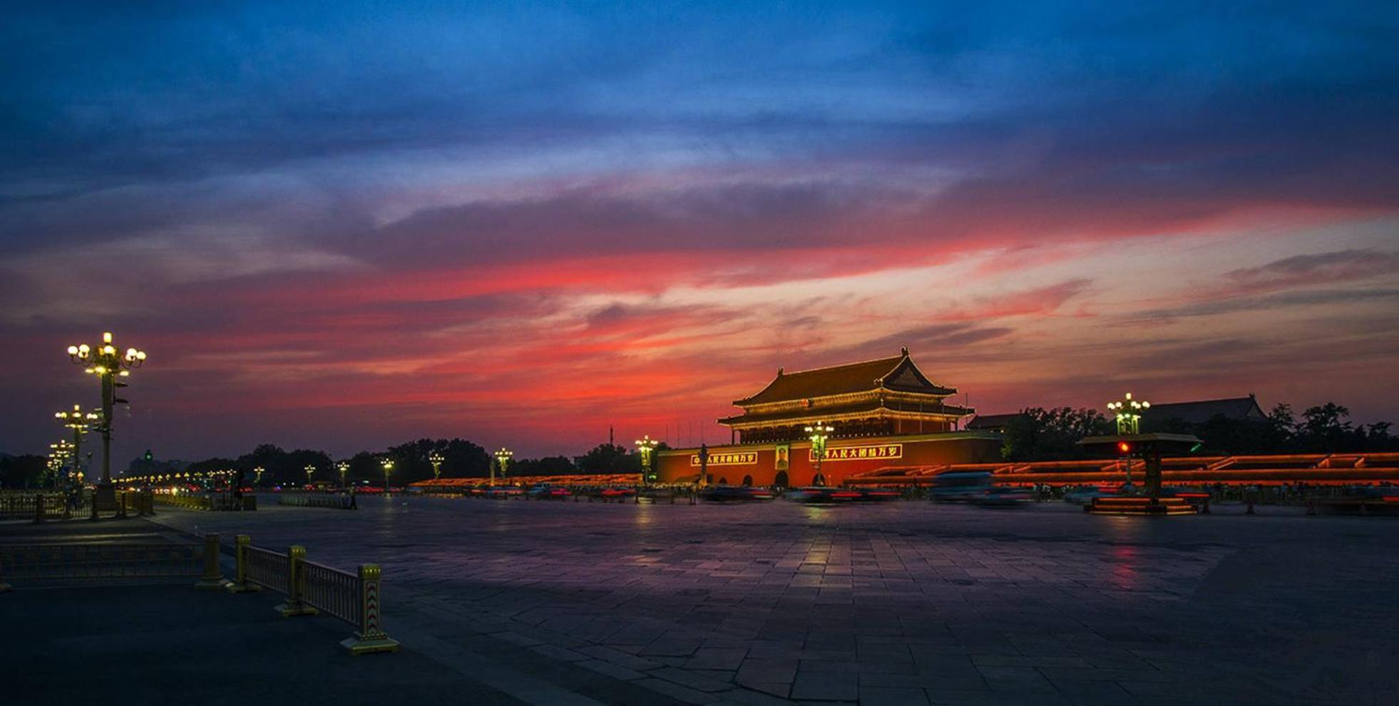 East Sacred Hotel--Very Near Beijing Tiananmen Square ,The Forbidden City,The Temple Of Heaven ,3 Minutes' Walk To Wangfujing Subway ,Located In The Center Of Beijing, Many Shopping Malls Around,Newly Renovated Hotel-Able To Receive Foreign Guests Eksteriør billede The Forbidden City at sunset