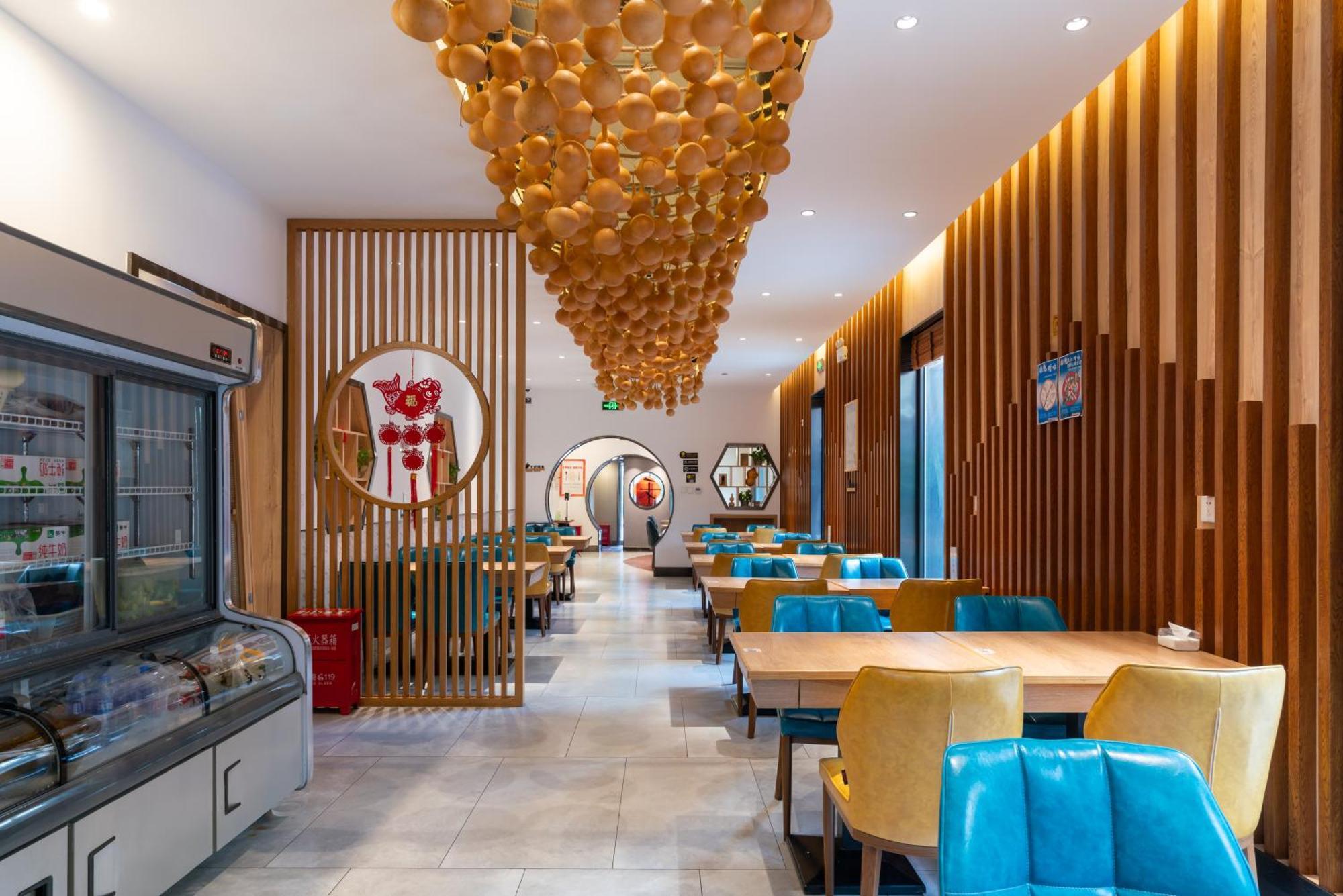 East Sacred Hotel--Very Near Beijing Tiananmen Square ,The Forbidden City,The Temple Of Heaven ,3 Minutes' Walk To Wangfujing Subway ,Located In The Center Of Beijing, Many Shopping Malls Around,Newly Renovated Hotel-Able To Receive Foreign Guests Eksteriør billede Interior of a restaurant in China