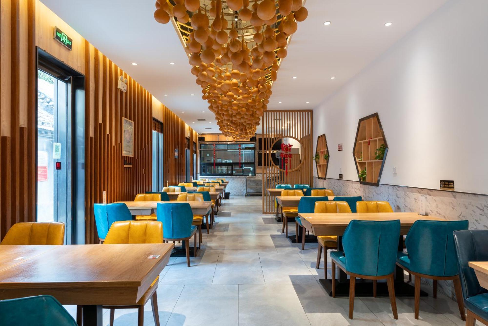 East Sacred Hotel--Very Near Beijing Tiananmen Square ,The Forbidden City,The Temple Of Heaven ,3 Minutes' Walk To Wangfujing Subway ,Located In The Center Of Beijing, Many Shopping Malls Around,Newly Renovated Hotel-Able To Receive Foreign Guests Eksteriør billede Interior of a restaurant in Beijing