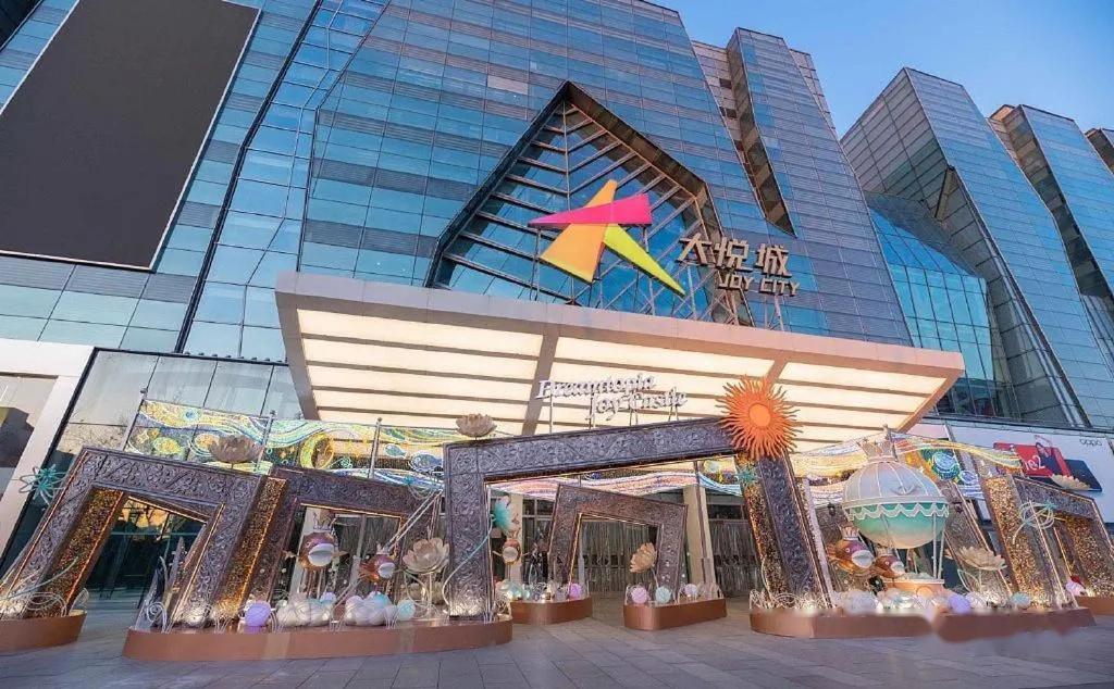 East Sacred Hotel--Very Near Beijing Tiananmen Square ,The Forbidden City,The Temple Of Heaven ,3 Minutes' Walk To Wangfujing Subway ,Located In The Center Of Beijing, Many Shopping Malls Around,Newly Renovated Hotel-Able To Receive Foreign Guests Eksteriør billede Main entrance