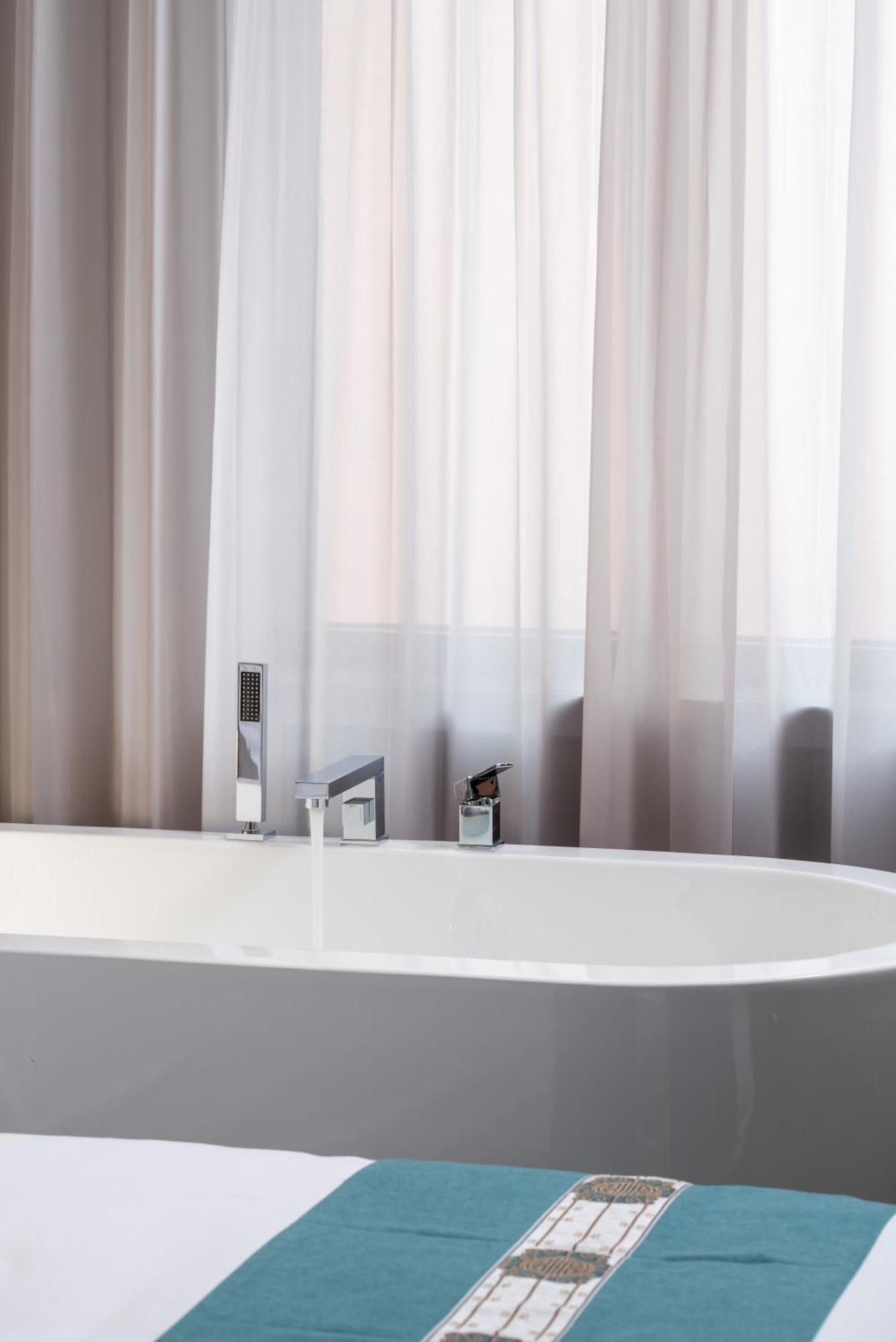 East Sacred Hotel--Very Near Beijing Tiananmen Square ,The Forbidden City,The Temple Of Heaven ,3 Minutes' Walk To Wangfujing Subway ,Located In The Center Of Beijing, Many Shopping Malls Around,Newly Renovated Hotel-Able To Receive Foreign Guests Eksteriør billede A shower curtain