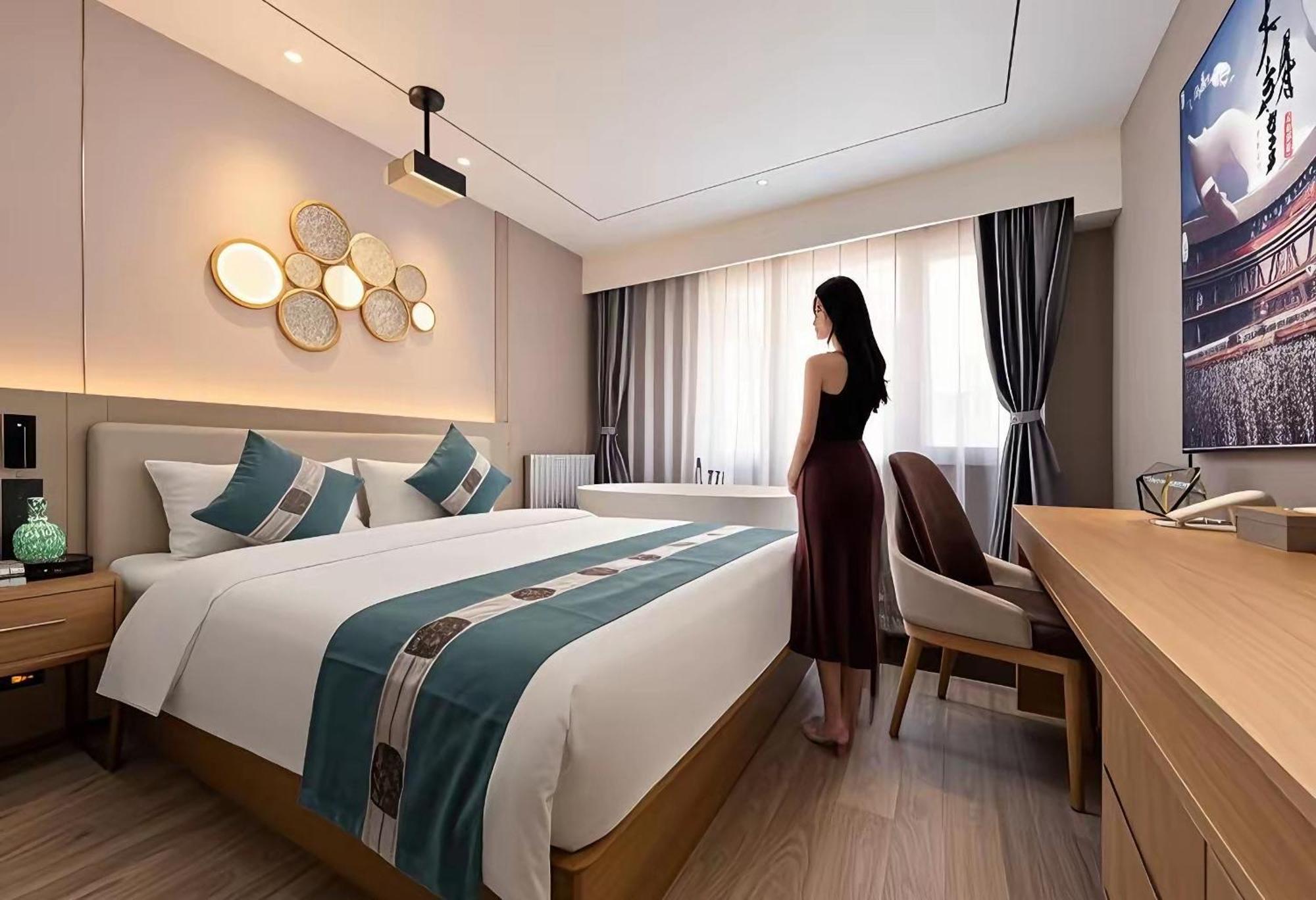East Sacred Hotel--Very Near Beijing Tiananmen Square ,The Forbidden City,The Temple Of Heaven ,3 Minutes' Walk To Wangfujing Subway ,Located In The Center Of Beijing, Many Shopping Malls Around,Newly Renovated Hotel-Able To Receive Foreign Guests Eksteriør billede A room at the hotel