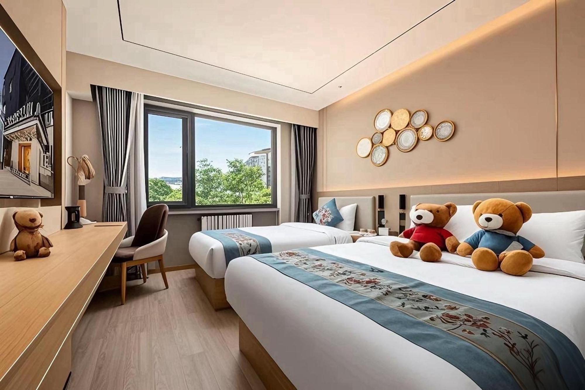East Sacred Hotel--Very Near Beijing Tiananmen Square ,The Forbidden City,The Temple Of Heaven ,3 Minutes' Walk To Wangfujing Subway ,Located In The Center Of Beijing, Many Shopping Malls Around,Newly Renovated Hotel-Able To Receive Foreign Guests Eksteriør billede Deluxe Room