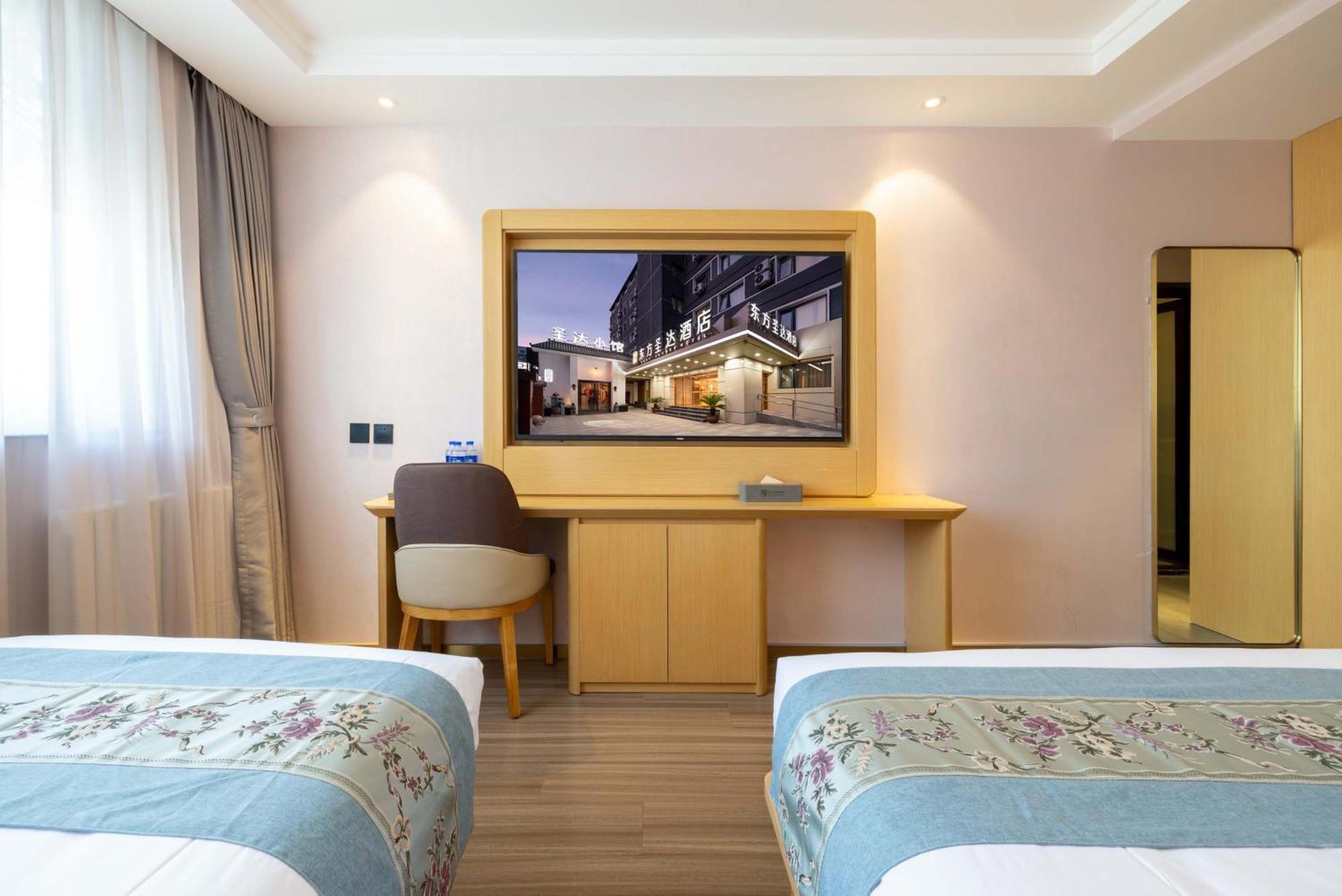 East Sacred Hotel--Very Near Beijing Tiananmen Square ,The Forbidden City,The Temple Of Heaven ,3 Minutes' Walk To Wangfujing Subway ,Located In The Center Of Beijing, Many Shopping Malls Around,Newly Renovated Hotel-Able To Receive Foreign Guests Eksteriør billede